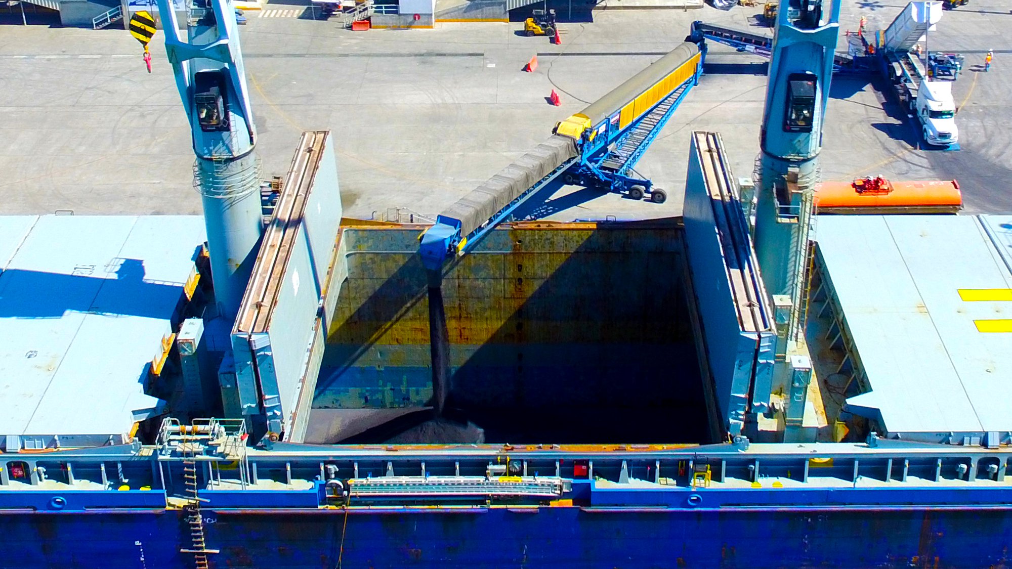 Zoomry ship loader for marine sand, sulphur, fertilizer, aggregates, stone and sand
