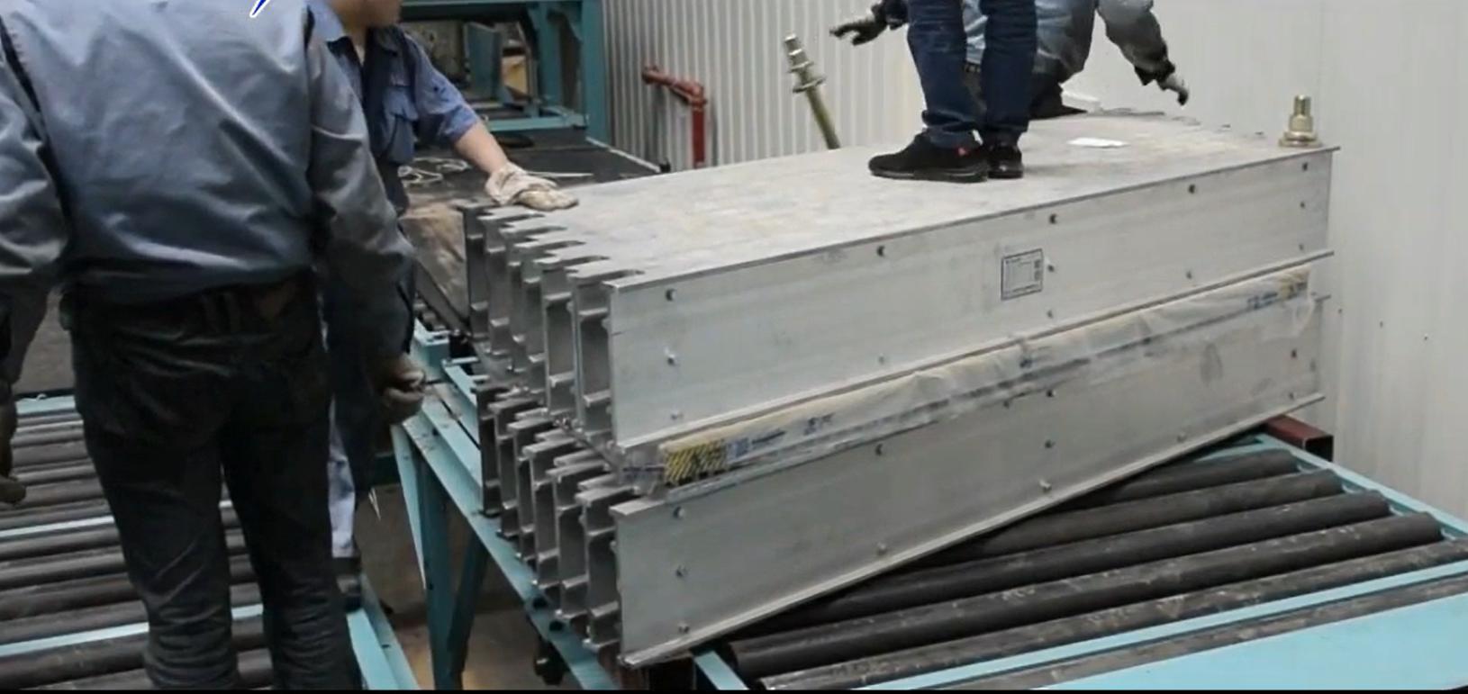 Removal of conveyor belt vulcanizing machine