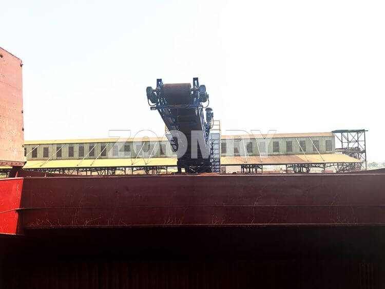 Ship loader boom adjustment for different vessel types