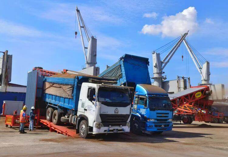 mobile truck unloader