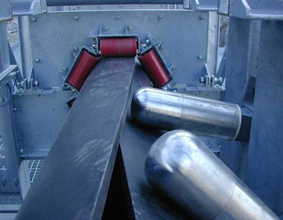 Tail material lifting device
