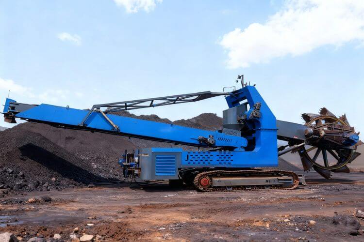 Bucket wheel reclaimer chute design with large inclination and self-cleaning guide structure