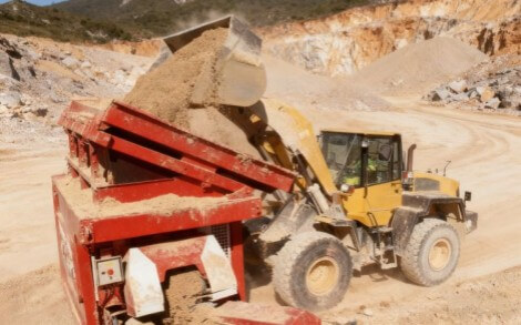 How Does a Heavy Duty Hopper Feeder Work at a Mine Site?