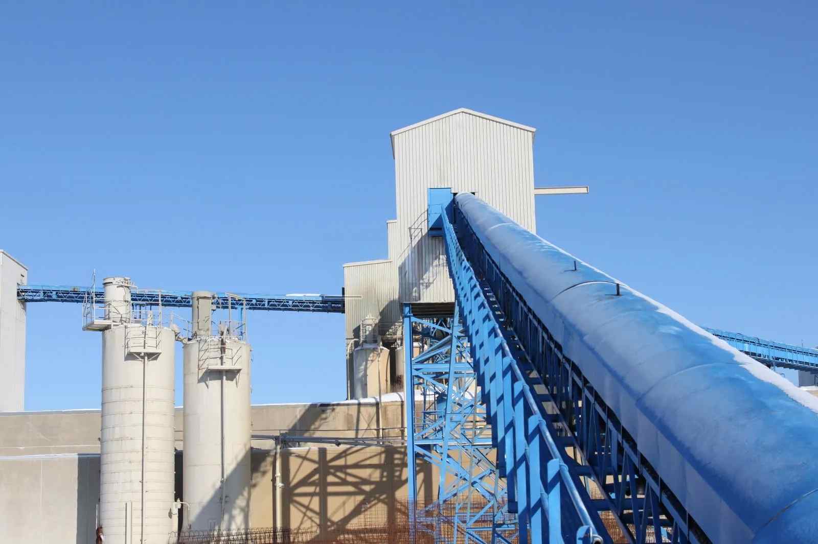 Cement & Clinker Conveyor Solutions | Overland & Pipe Conveyors | ZOOMRY