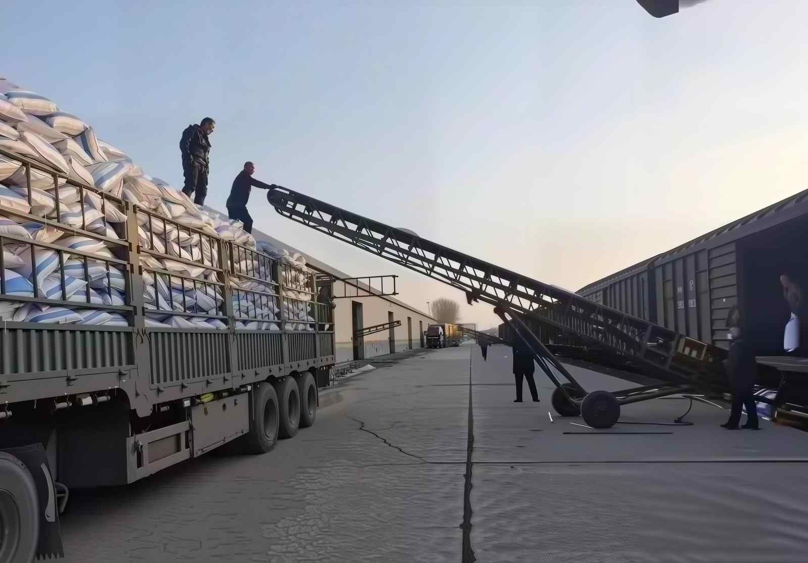 Fertilizer Handling Conveyor Solutions | Corrosion-Resistant Conveyors & Shiploaders | ZOOMRY