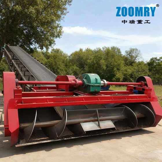 Spiral scraper conveyor for loading